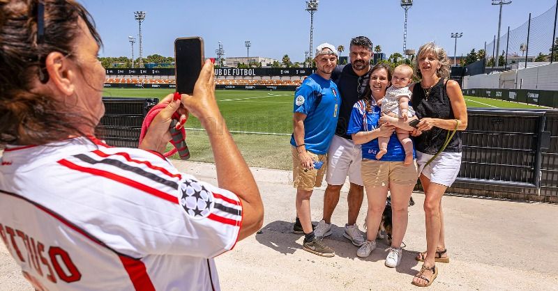  Gattuso con aficionados italianos antes de iniciar la pretemporada