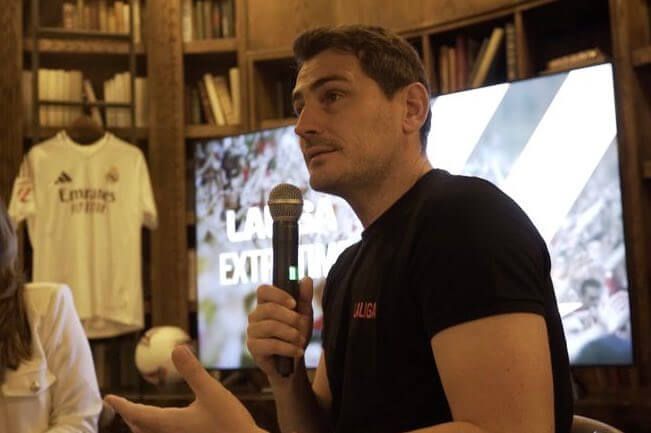  Iker Casillas estuvo invitado en ESPN para comentar el Clásico en Nueva York (foto: tw Iker Casill