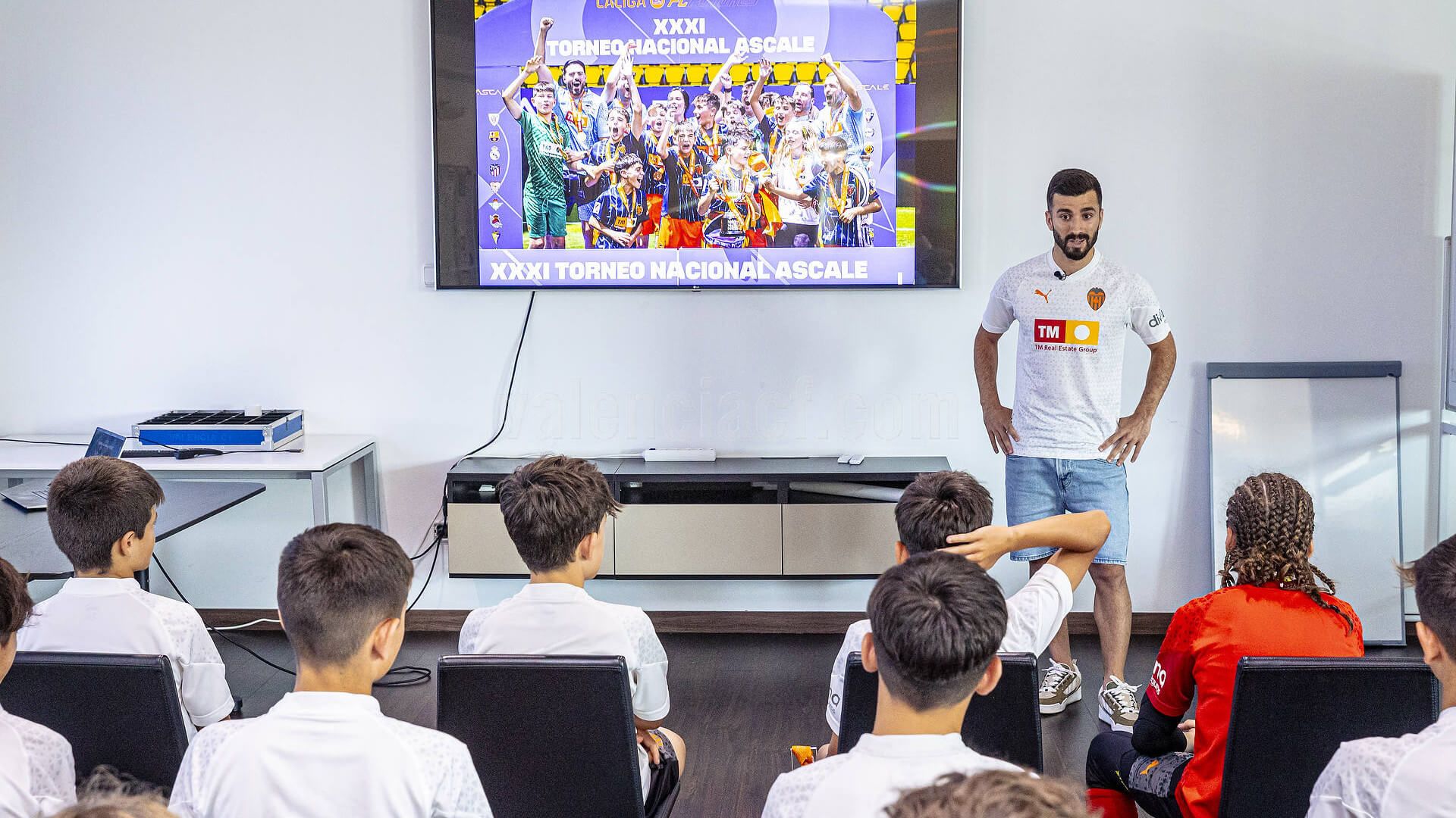  Gayà con los campeones de LALIGA FUTURES FC
