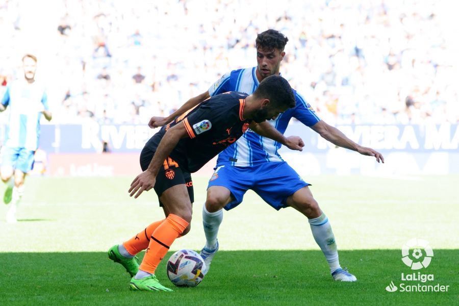  Gayà intenta mantener la posesión del esférico ante Puado.