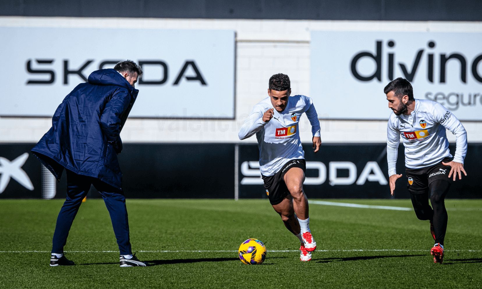  Gayà y Max Aarons en Paterna en una sesión sin Sadiq Umar