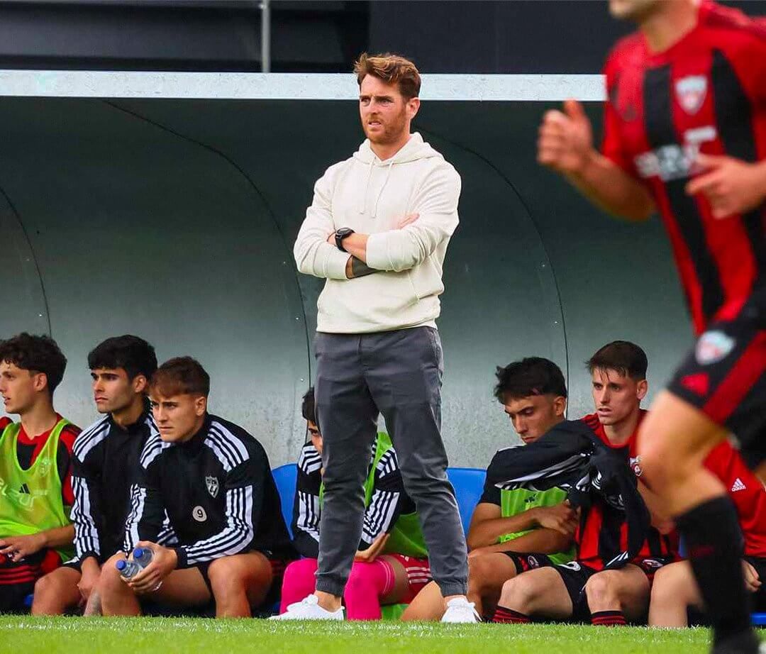  El técnico Ibai Gómez dirige un encuentro.