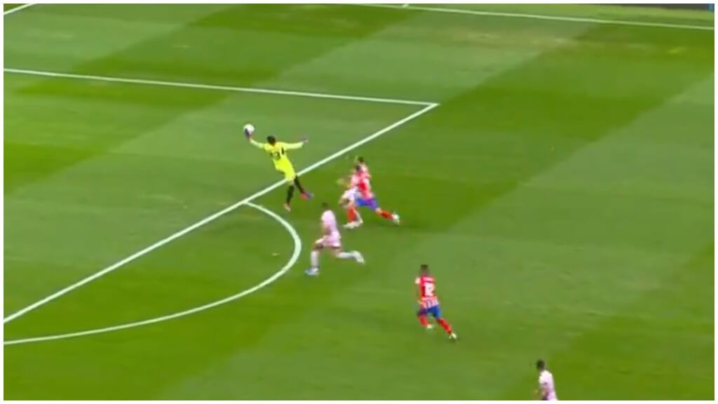 Gazzaniga toca el balón con la mano fuera del área. (Fuente: DAZN)