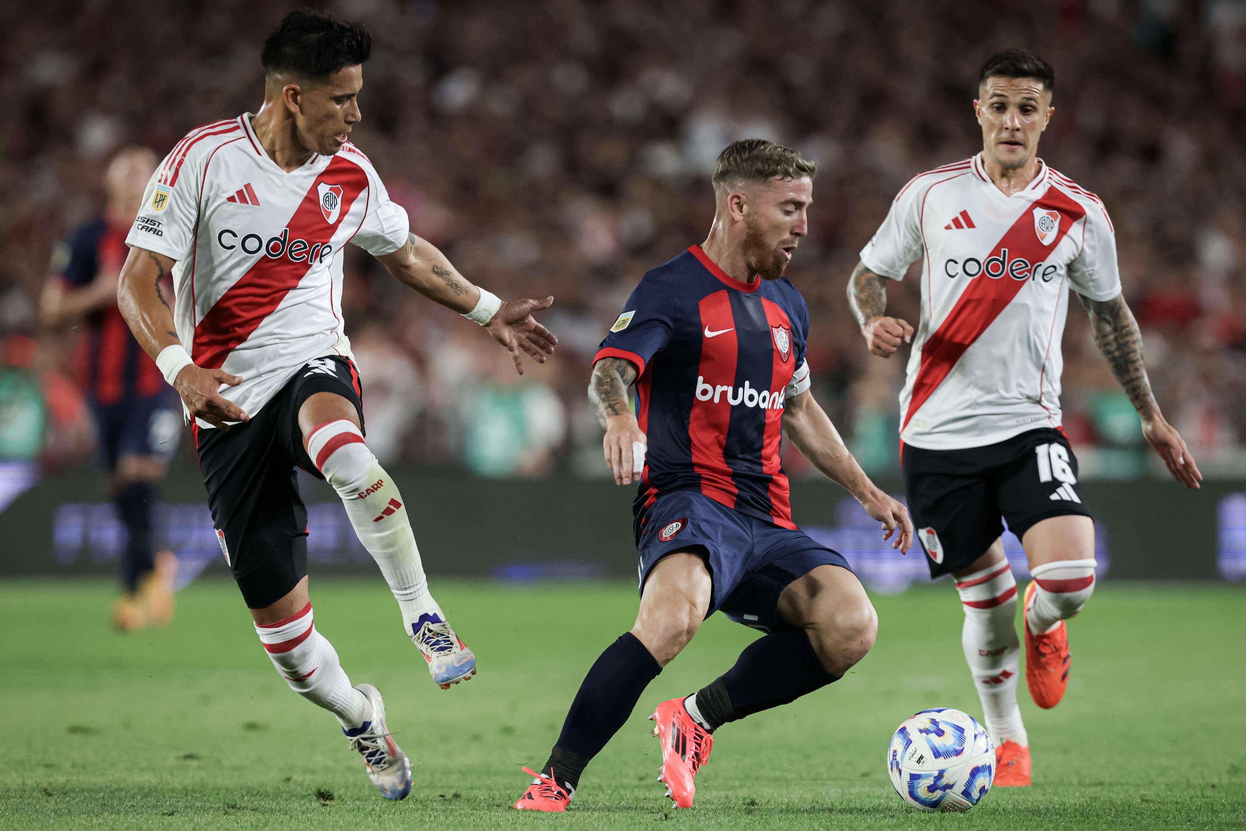 El futbolista navarro Iker Muniain caracolea ante su admirado River Plate.