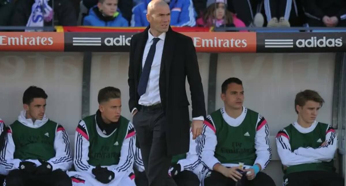  Herrero, el segundo a la derecha, junto a Odegaard. Zidane es el técnico.