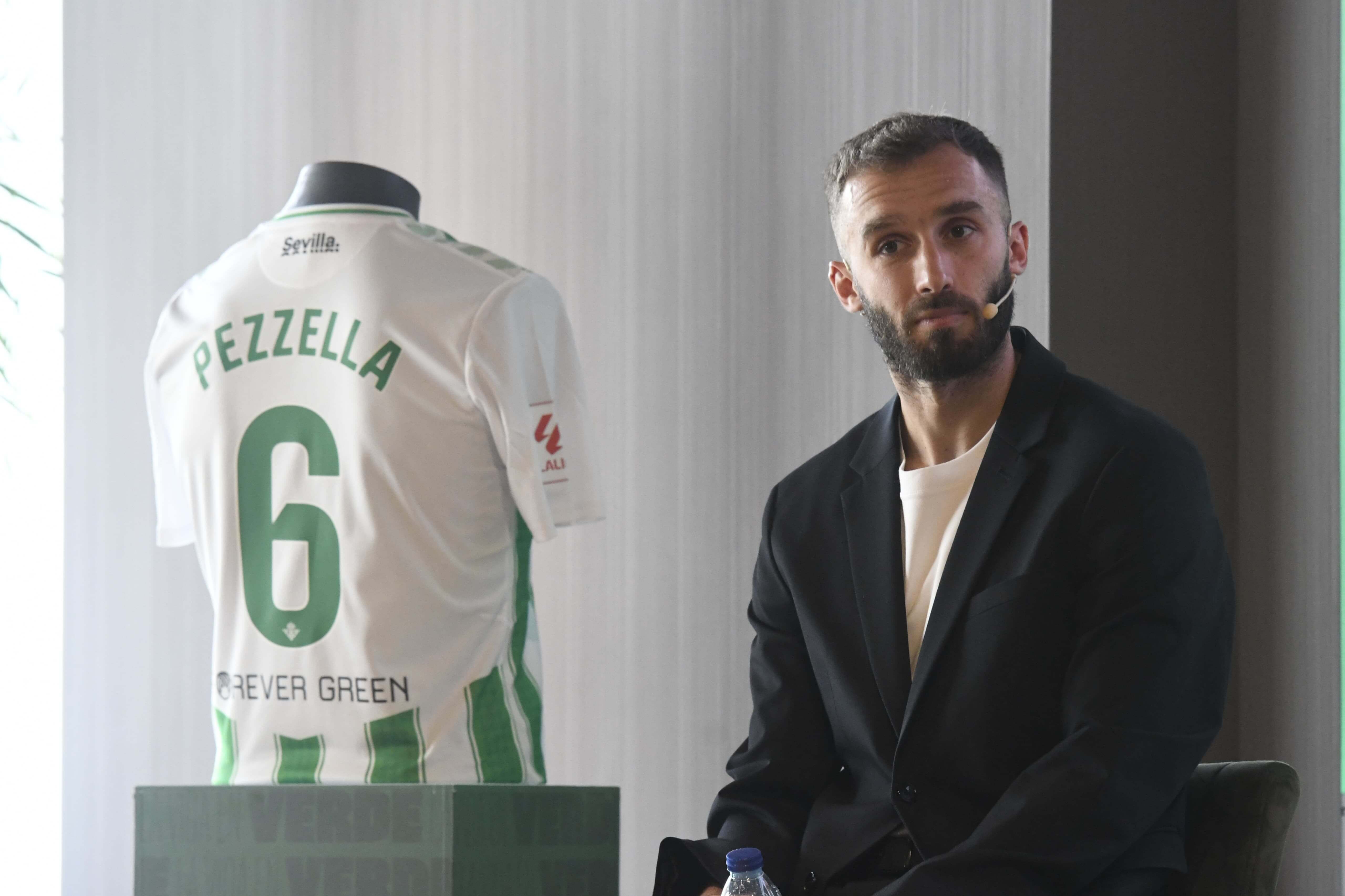  Germán Pezzella, en el acto de renovación