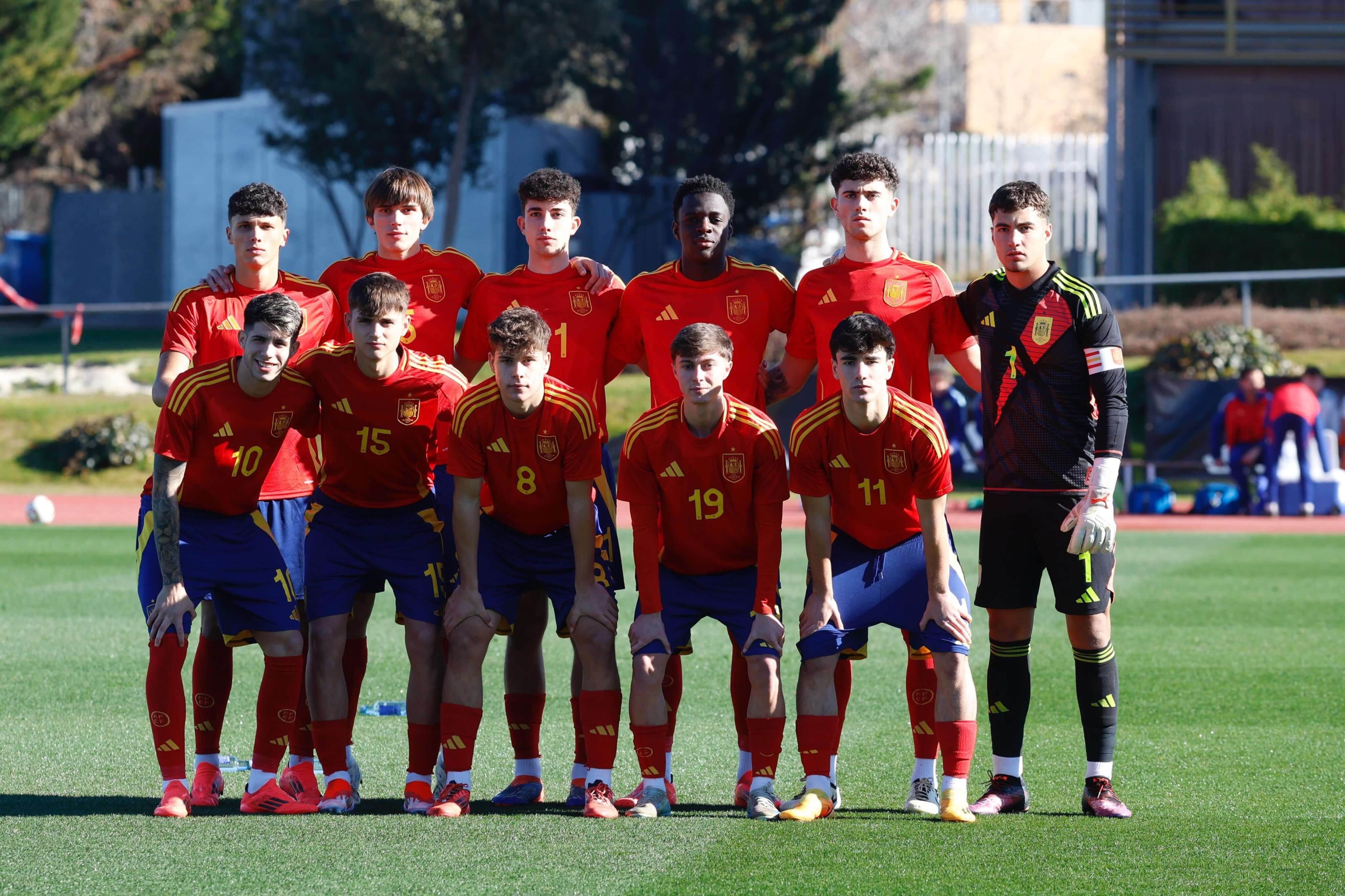 Cordero, con el '10', titular en la selección sub 19 ante Italia.