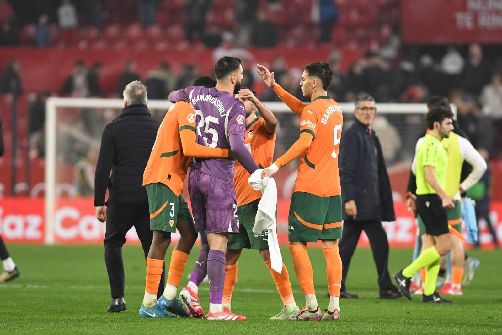Giorgi Mamardashvili, ante el Sevilla FC.