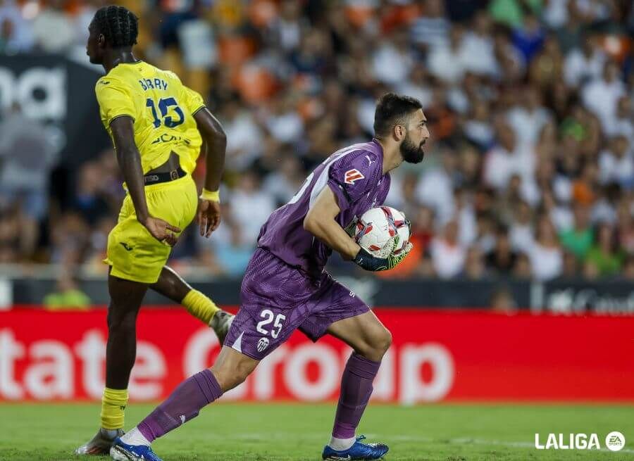  Giorgi Mamardashvili, ante el Villarreal CF.