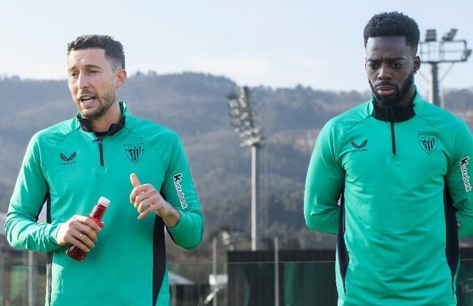  Óscar de Marcos comunica su retirada ante su compañero Iñaki Williams.