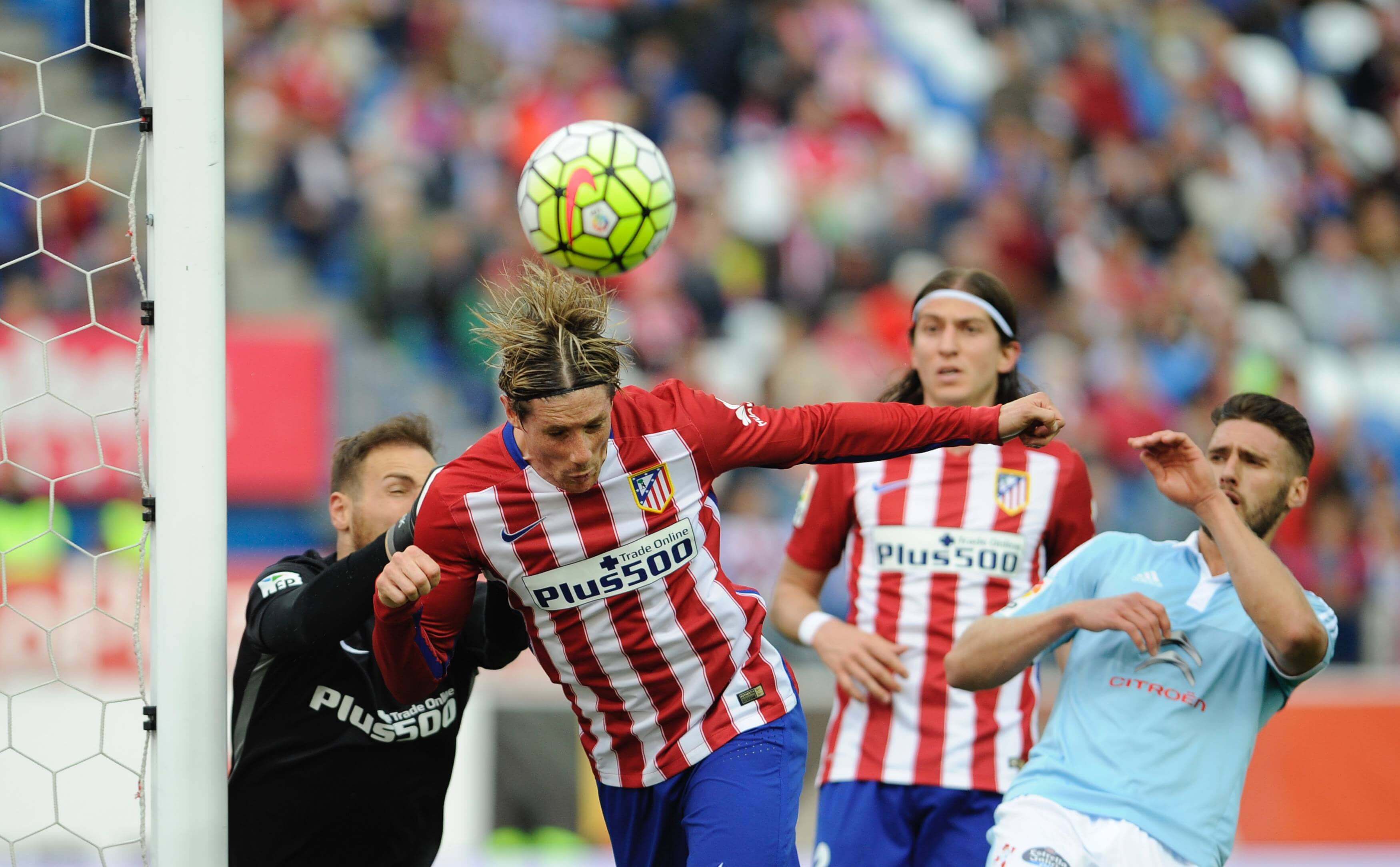Filipe Luis y Fernando Torres, en un Atlético - Celta