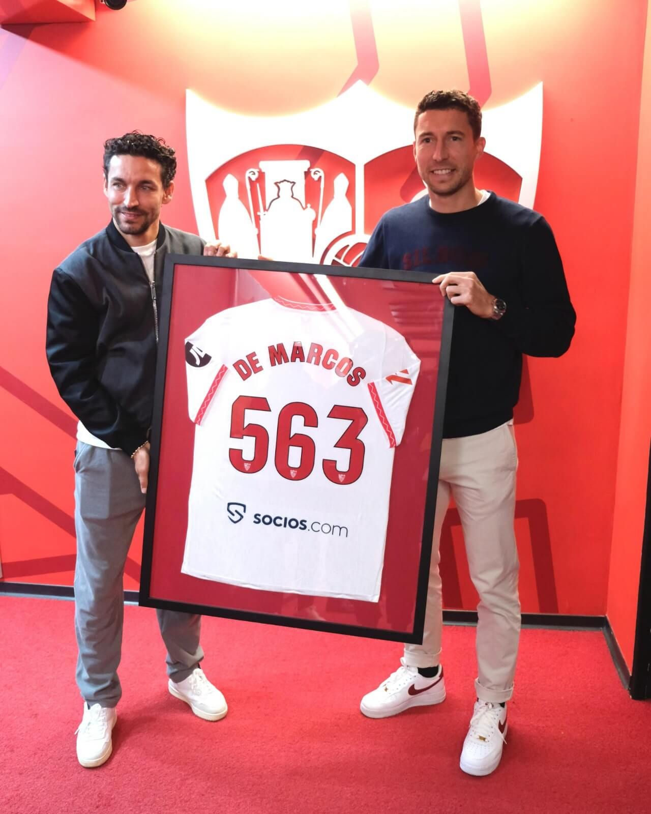  Jesús Navas hace entrega de un regalo sevillista a Óscar de Marcos.