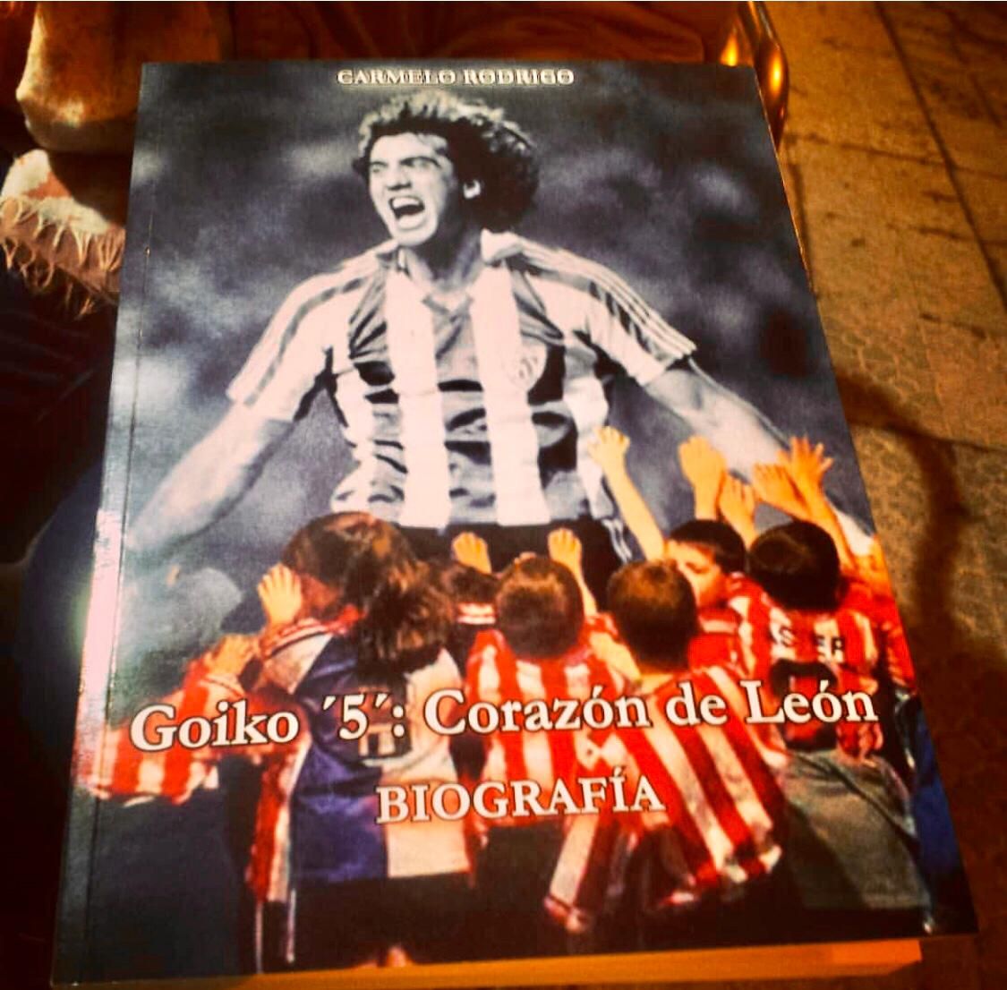  Portada del libro del 'Desmarcado' Carmelo Rodrigo Calvo sobre el mítico central del Athletic Club Andoni Goikoetxea.