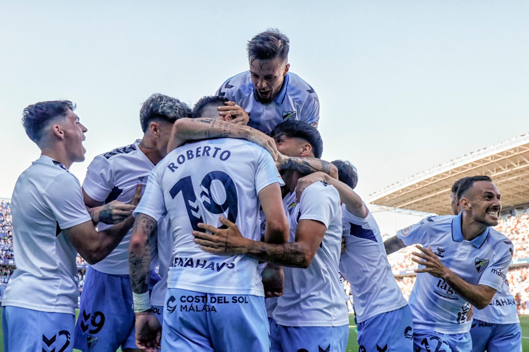 El Málaga arropa a Roberto tras un gol en La Rosaleda. (MCF)
