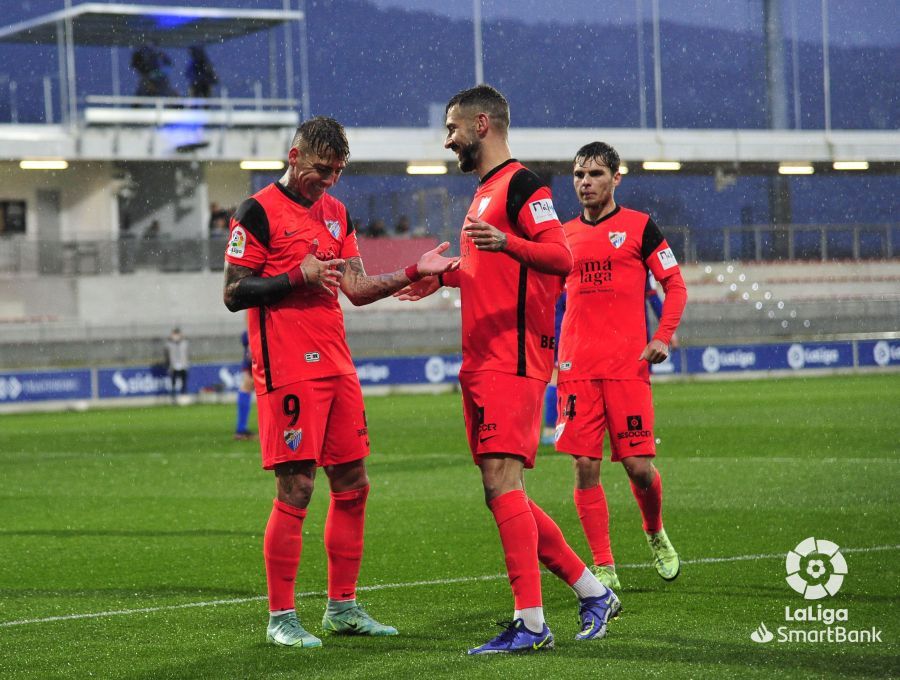 Brandon celebra con Vadillo un gol de penalti al Amorebieta en la 2021/22.