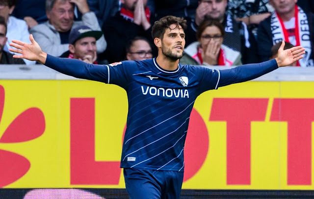  Paciencia celebra su gol con el Bochum.