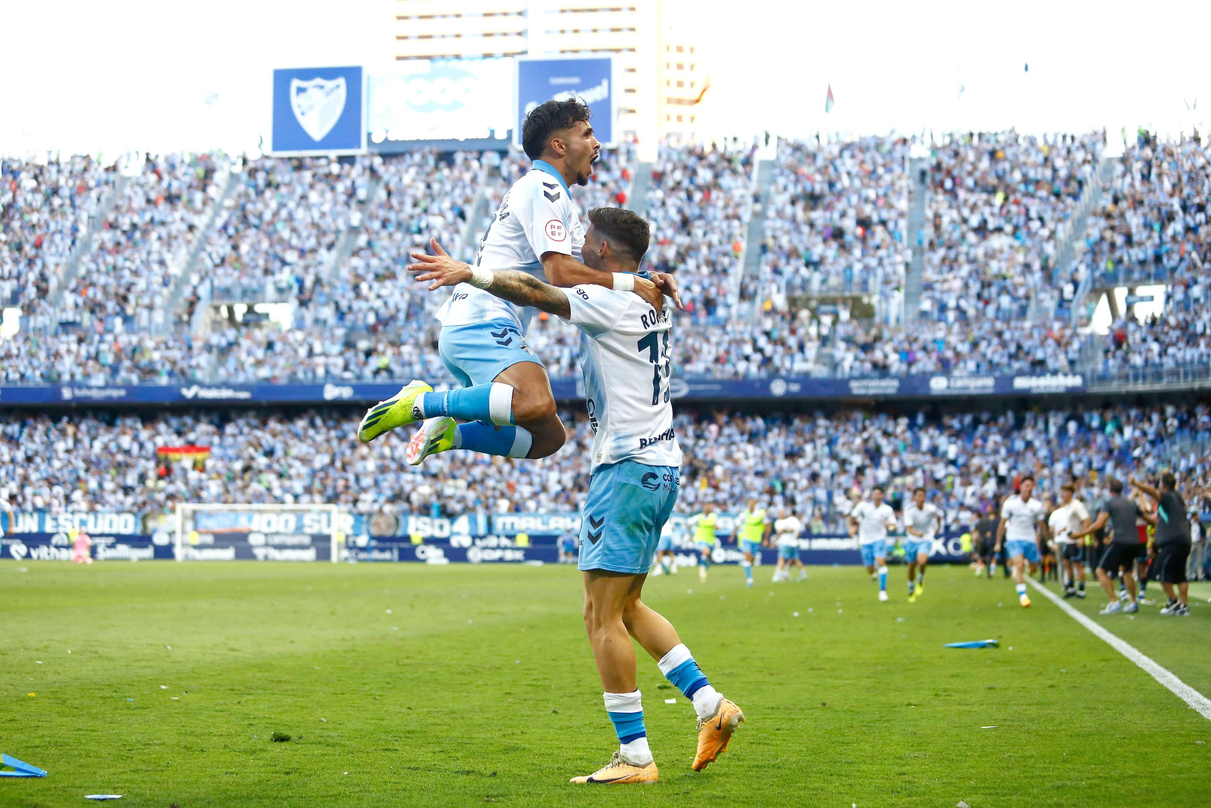 Kevin celebra con Roberto el gol del triunfo en semis en La Rosaleda. (MCF)