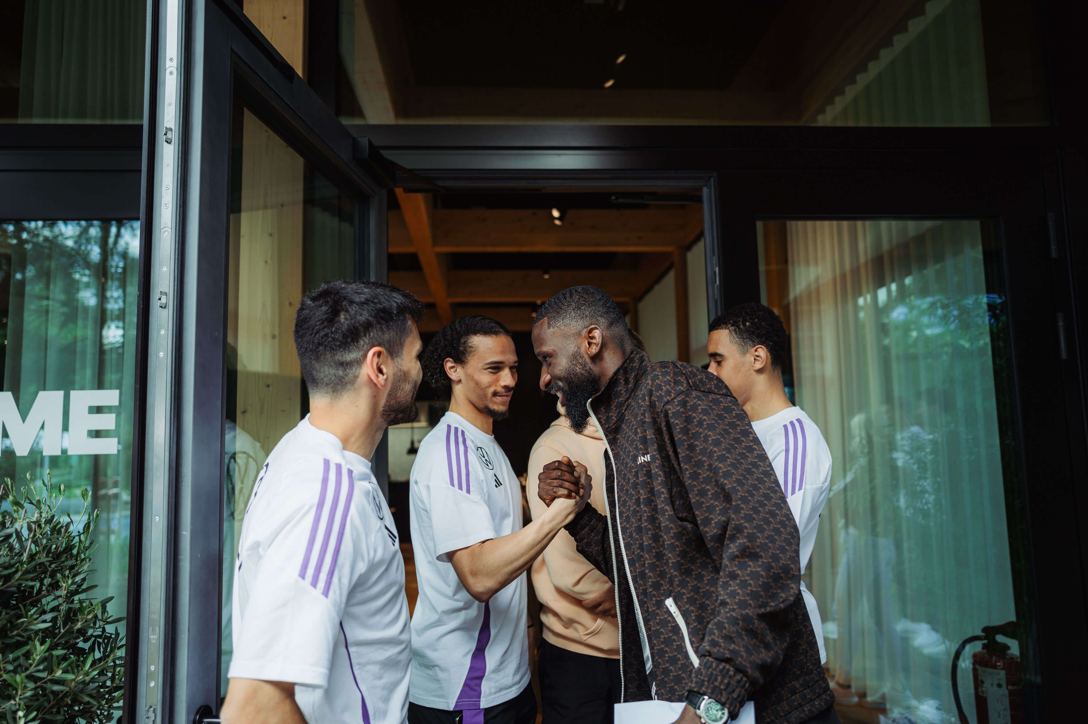  Antonio Rüdiger saluda a sus compañeros a su llegada con la selección (DFB-Team)