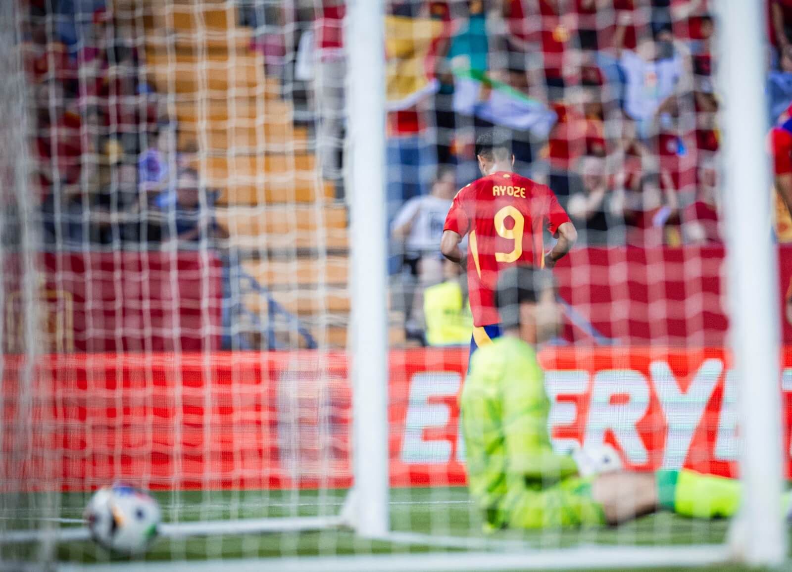  Ayoze Pérez, celebrando su gol con España.
