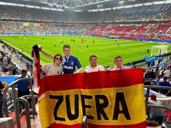  Aficionados blanquillos ven a España en la Eurocopa.