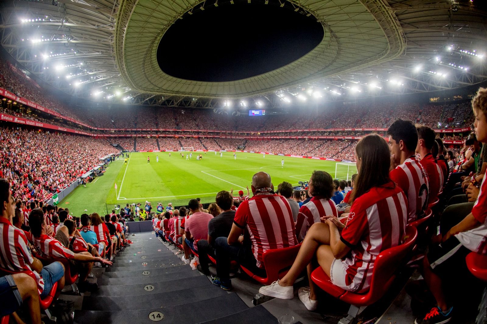  Bonita plano de la afición en la grada de San Mamés.