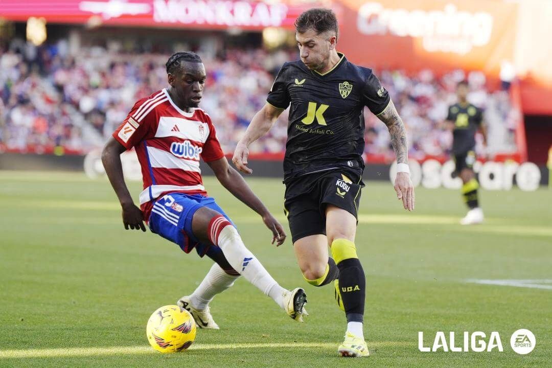 Maouassa y Adrián Embarba, en el Granada-Almería (Foto: LALIGA).