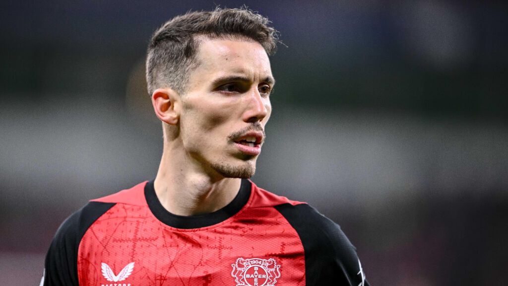  Álex Grimaldo durante un partido del Bayer Leverkusen (Cordon Press)