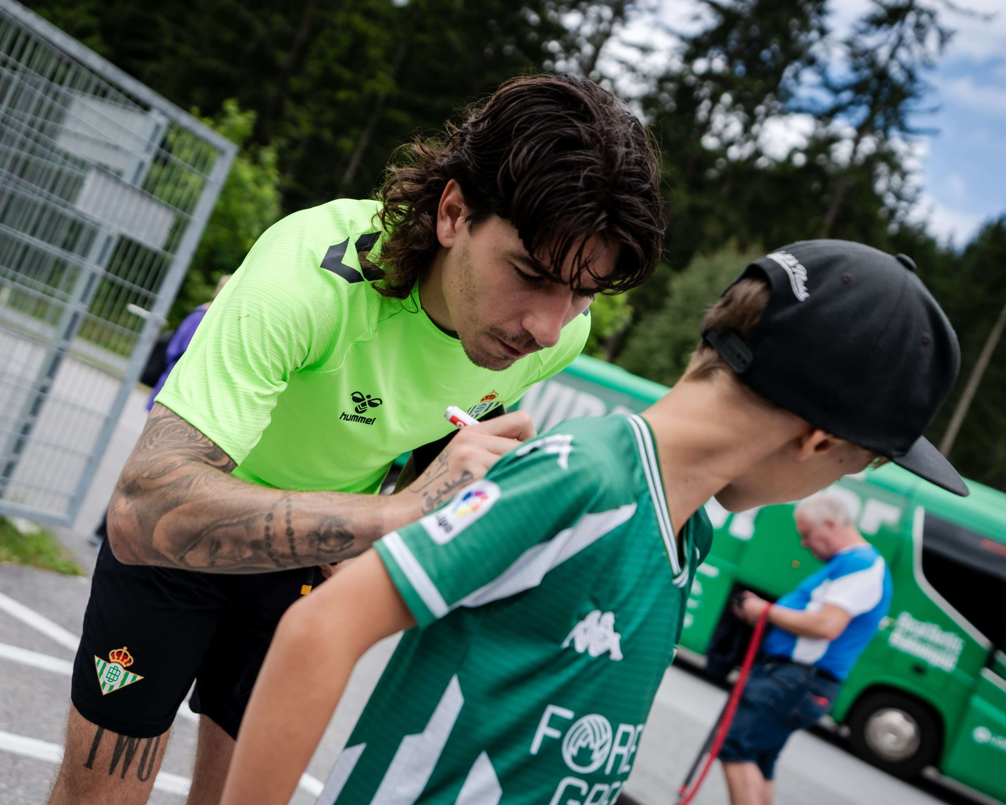  Bellerín, firmando autógrafos en Austria