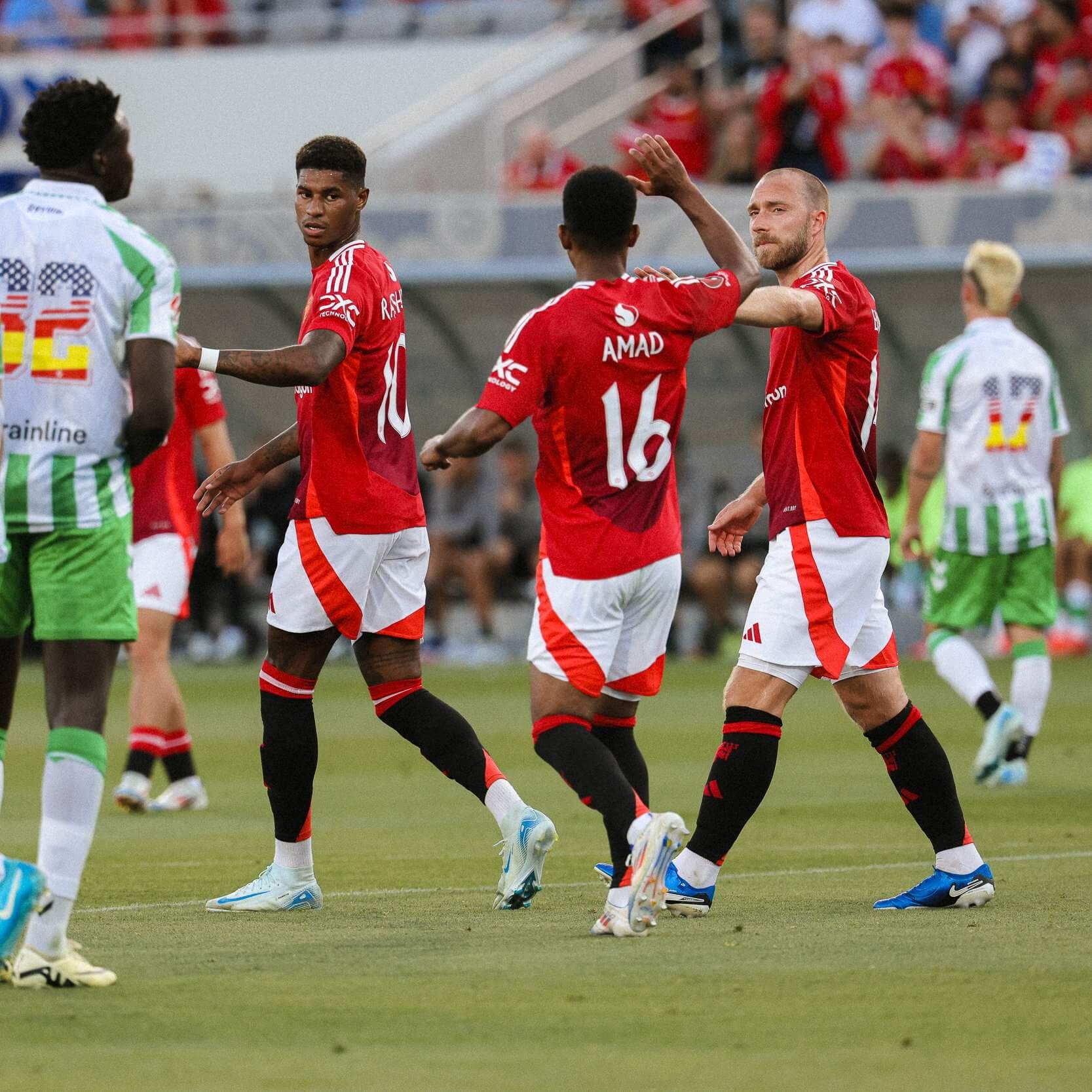 Eriksen y Amad celebran un gol del Manchester
