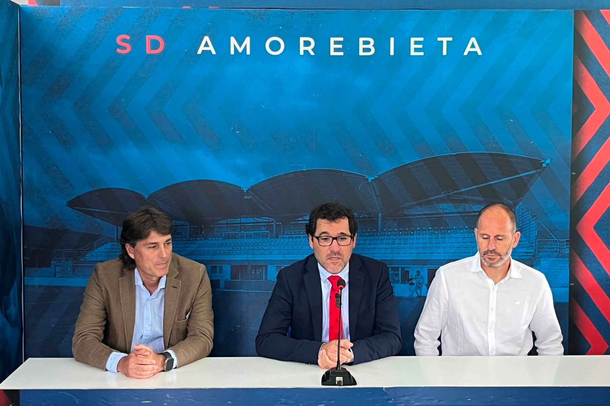  Julen Guerrero, nuevo entrenador del Amorebieta, sentado junto al presidente Jon Larrea y al DD Jabi Luaces.