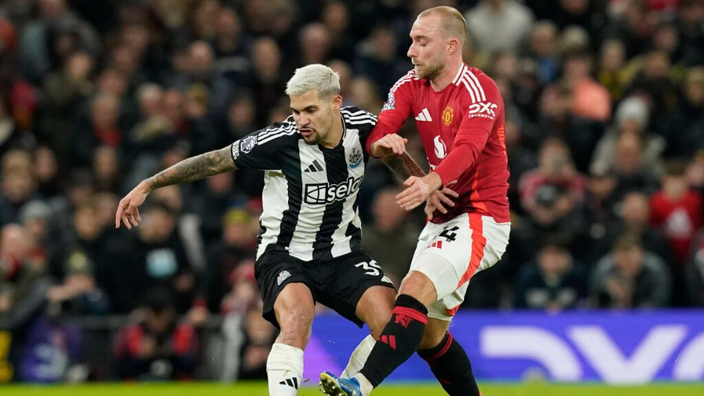  Bruno Guimaraes disputando un balón con Christian Eriksen (Fuente: Cordon Press)