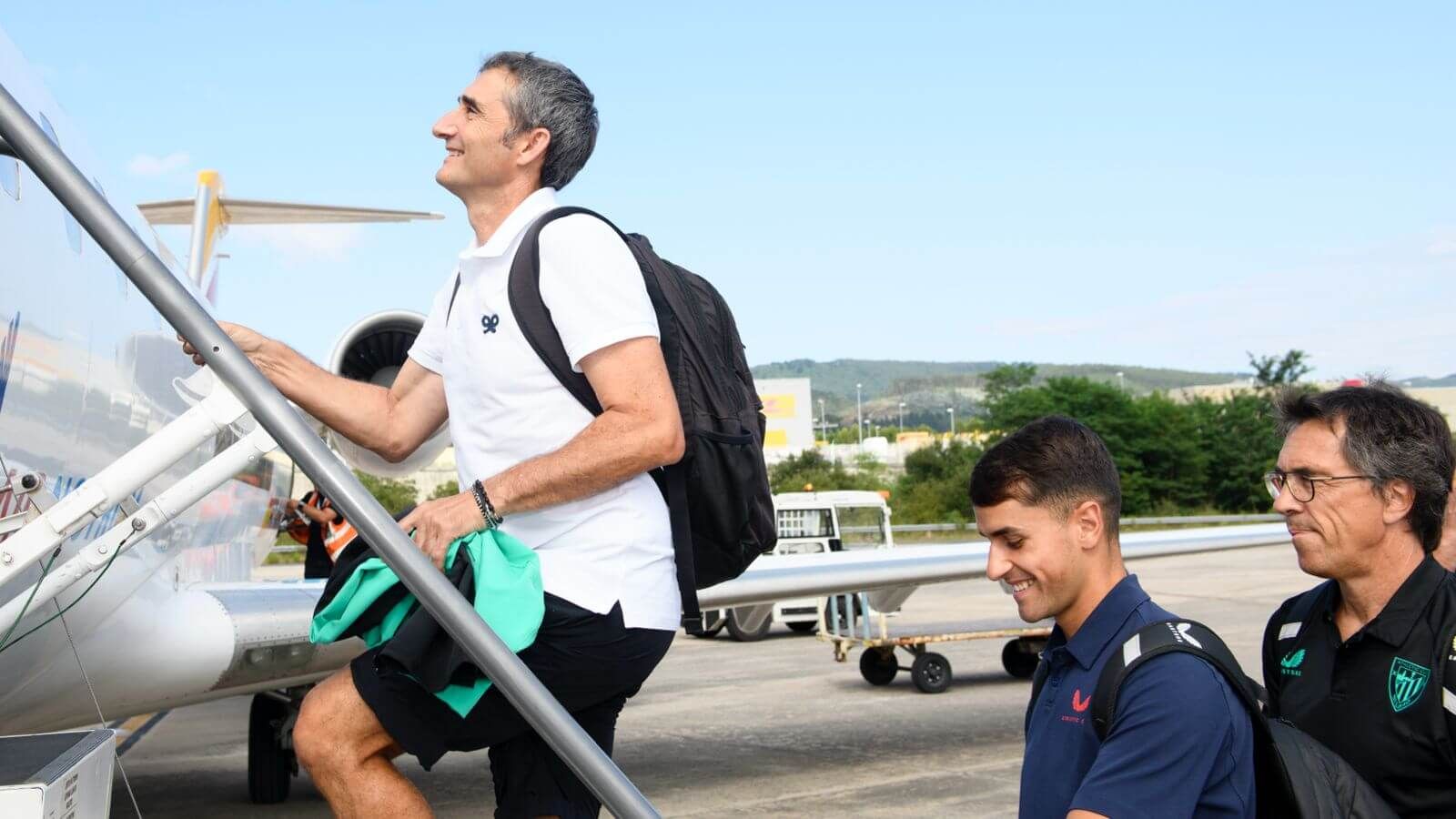  La expedición del Athletic, con Ernesto Valverde a la cabeza, sube a un avión.