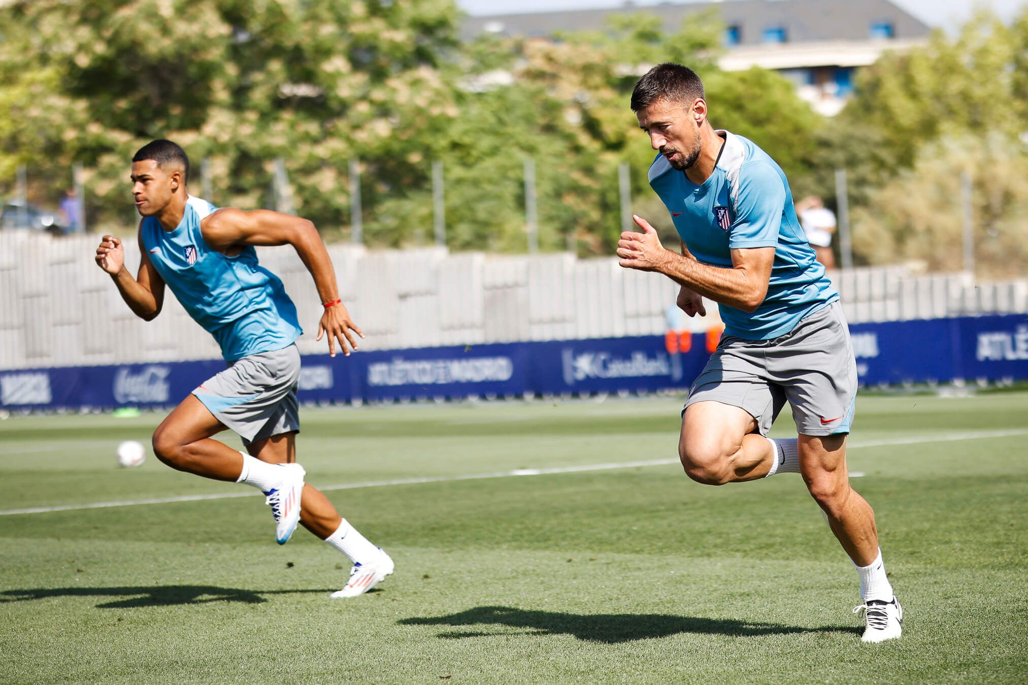 Lenglet, en un entrenamiento con el Atlético.