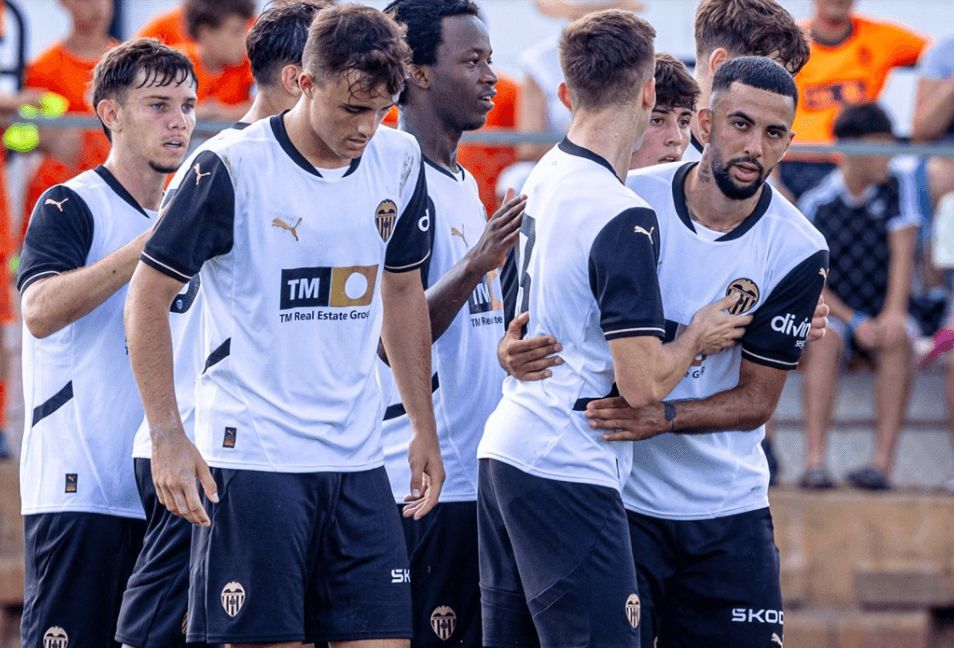  Hamza Bellari, derecha, recibe la felicitación de sus compañeros