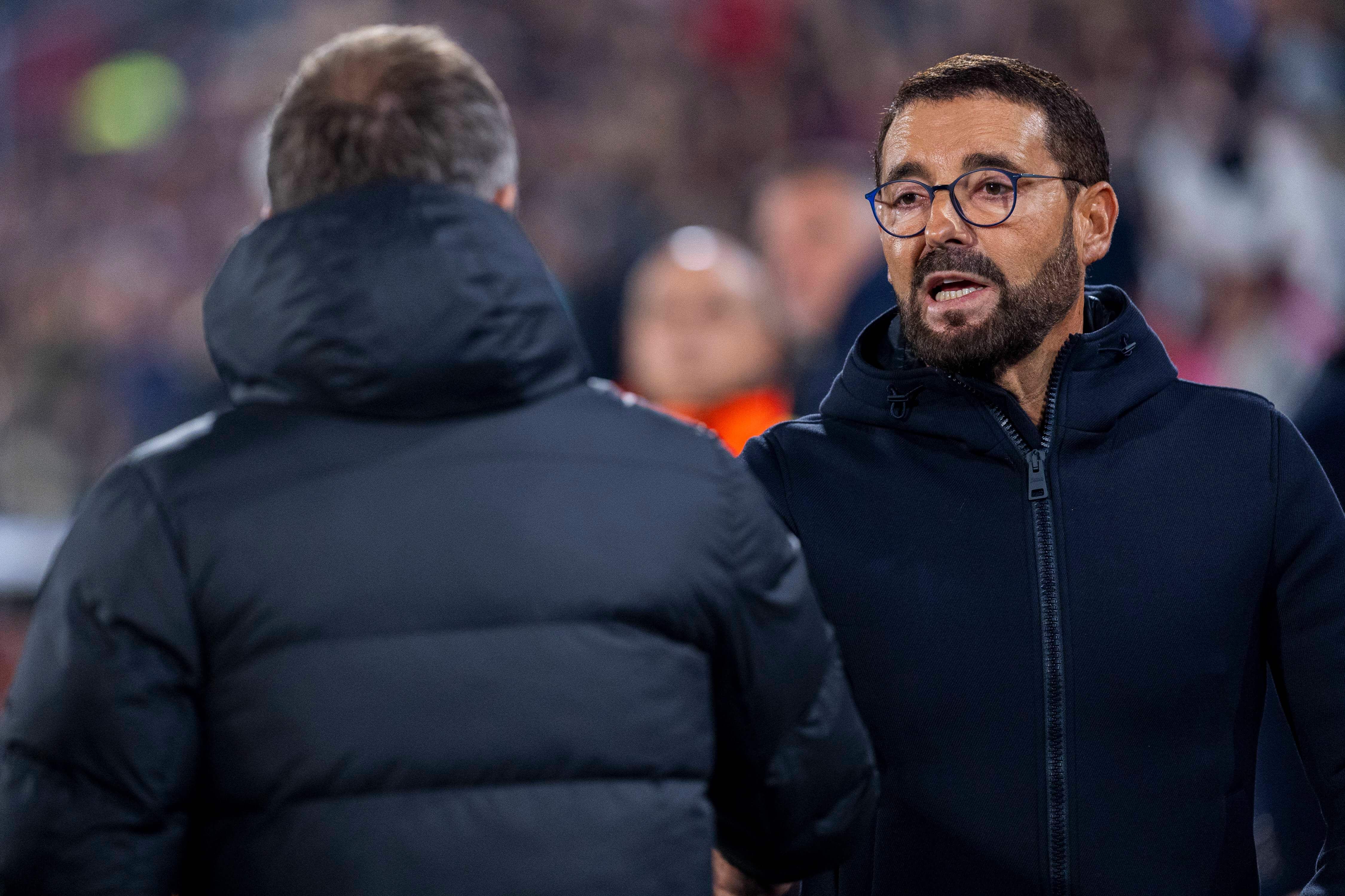 Saludo entre Hansi Flick y José Bordalás antes del Getafe-Barcelona.
