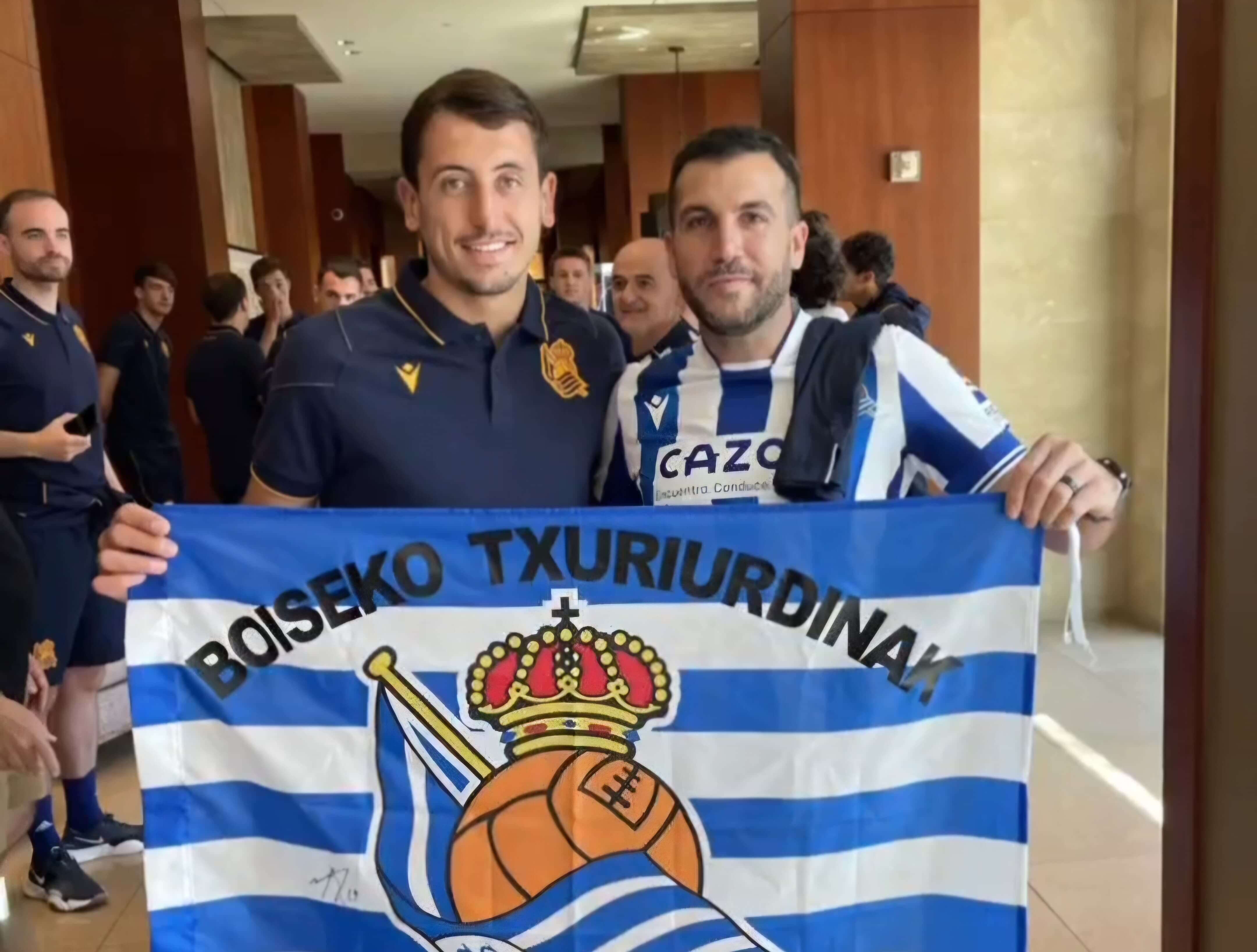 Haritz Maillo, creador de la peña Txuriurdin Amerikanuak en San Francisco, junto a Mikel Oyarzabal.