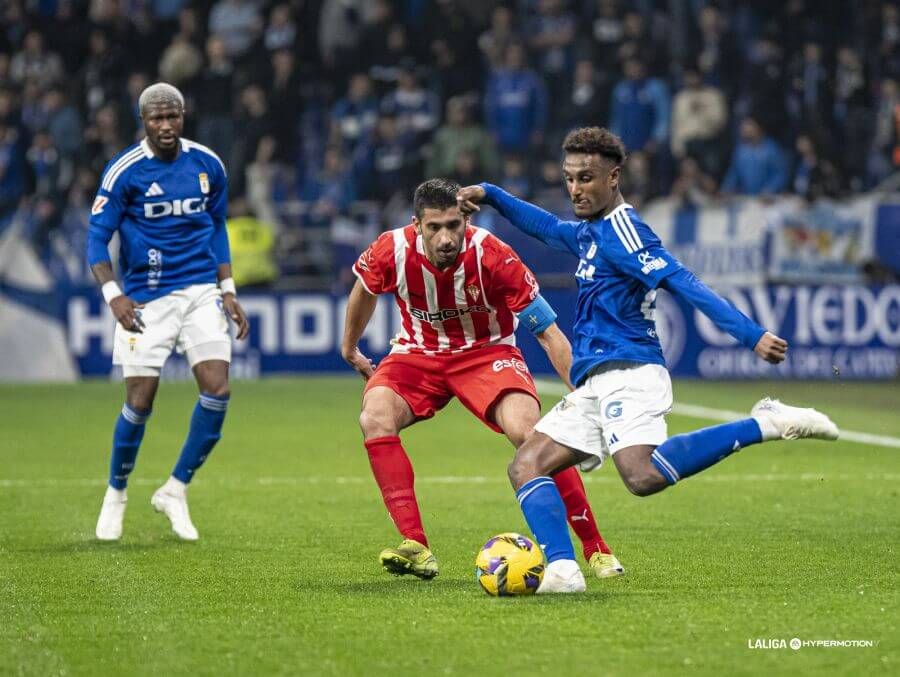  Hassan, durante el derbi asturiano en el Carlos Tartiere.