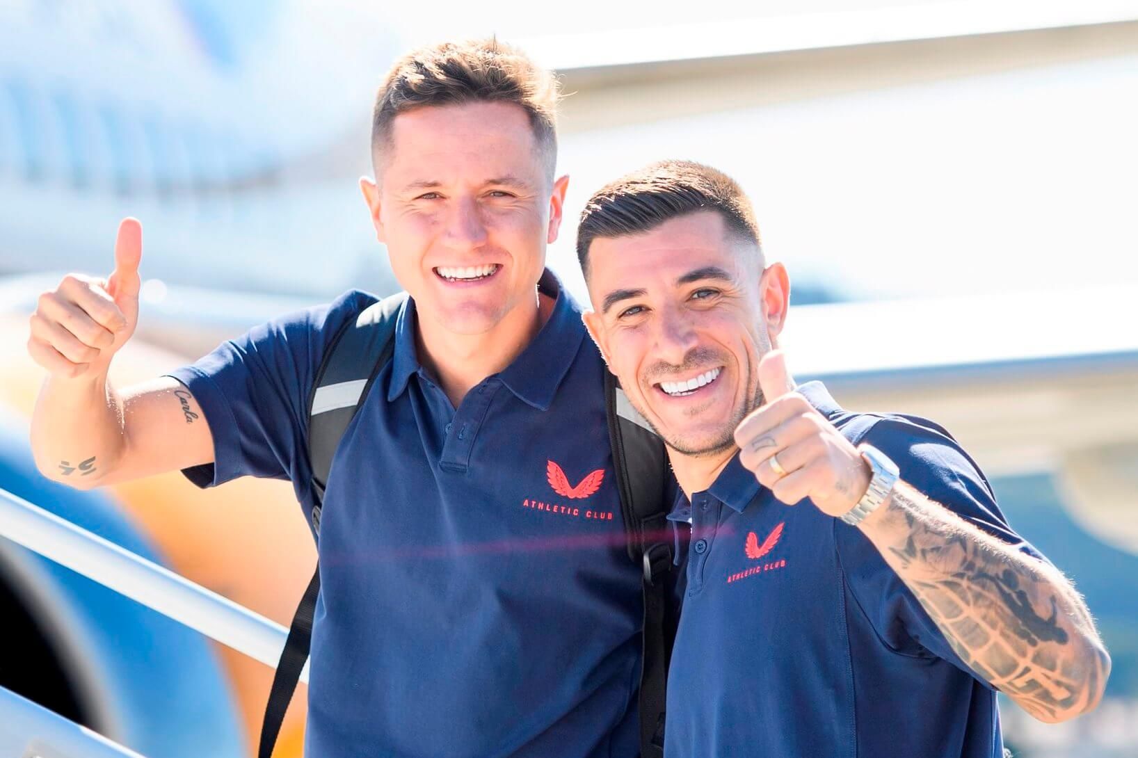  Ander Herrera y Yuri Berchiche saludan desde la escalerilla del avión.