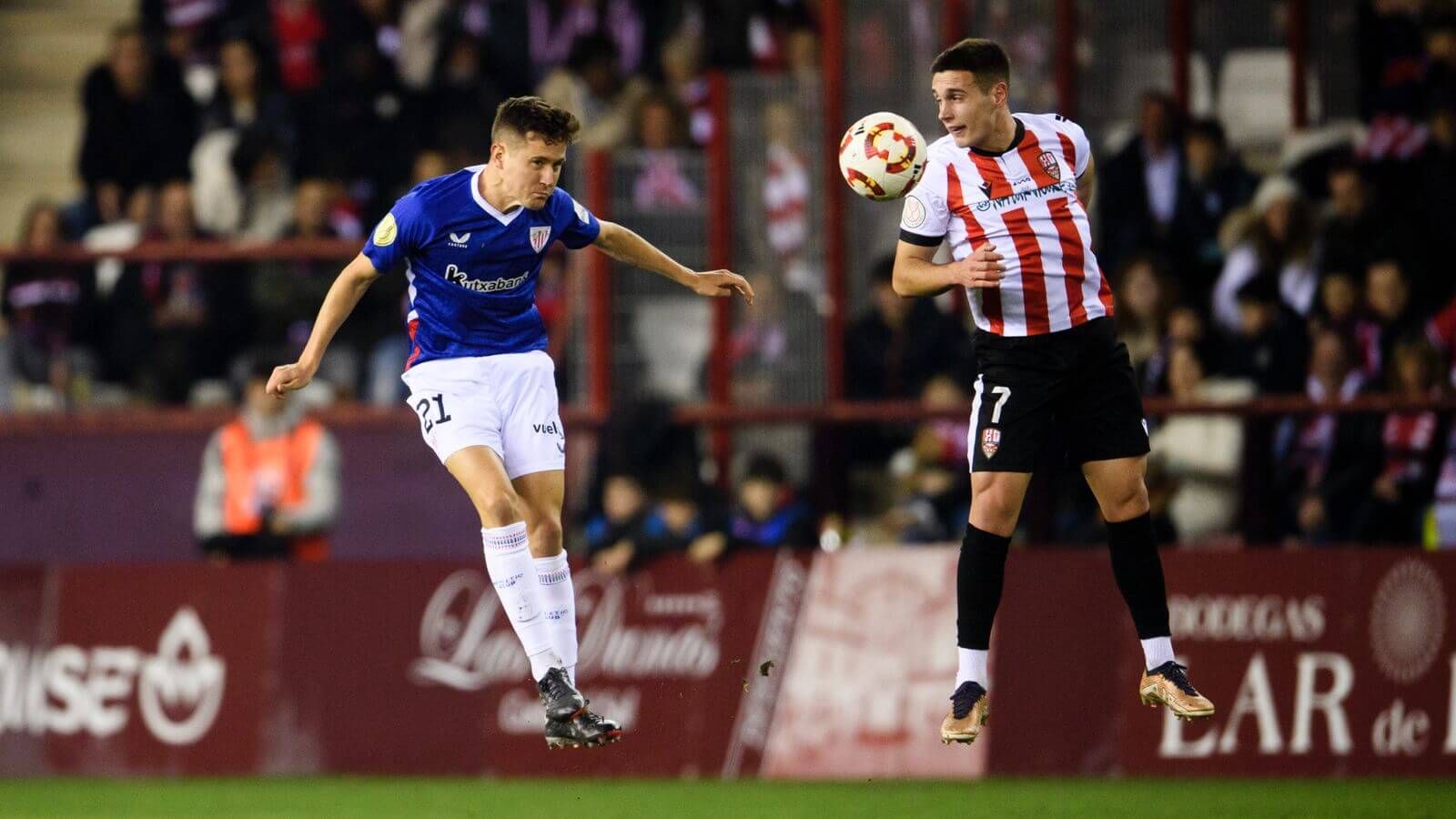  Ander Herrera cabecea en el partido ante la UD Logroñés, de la Copa del Rey, jugado en Las Gaunas.