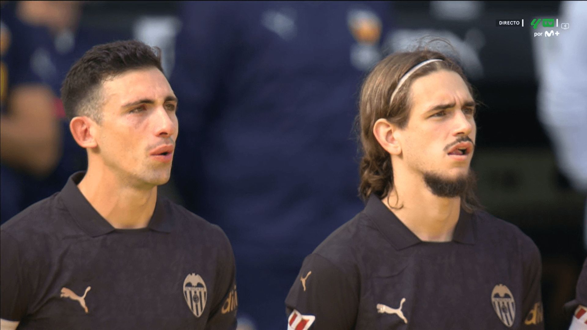  César Tárrega y Yarek, emocionados en el homenaje a las víctimas de la DANA previo al Valencia-B