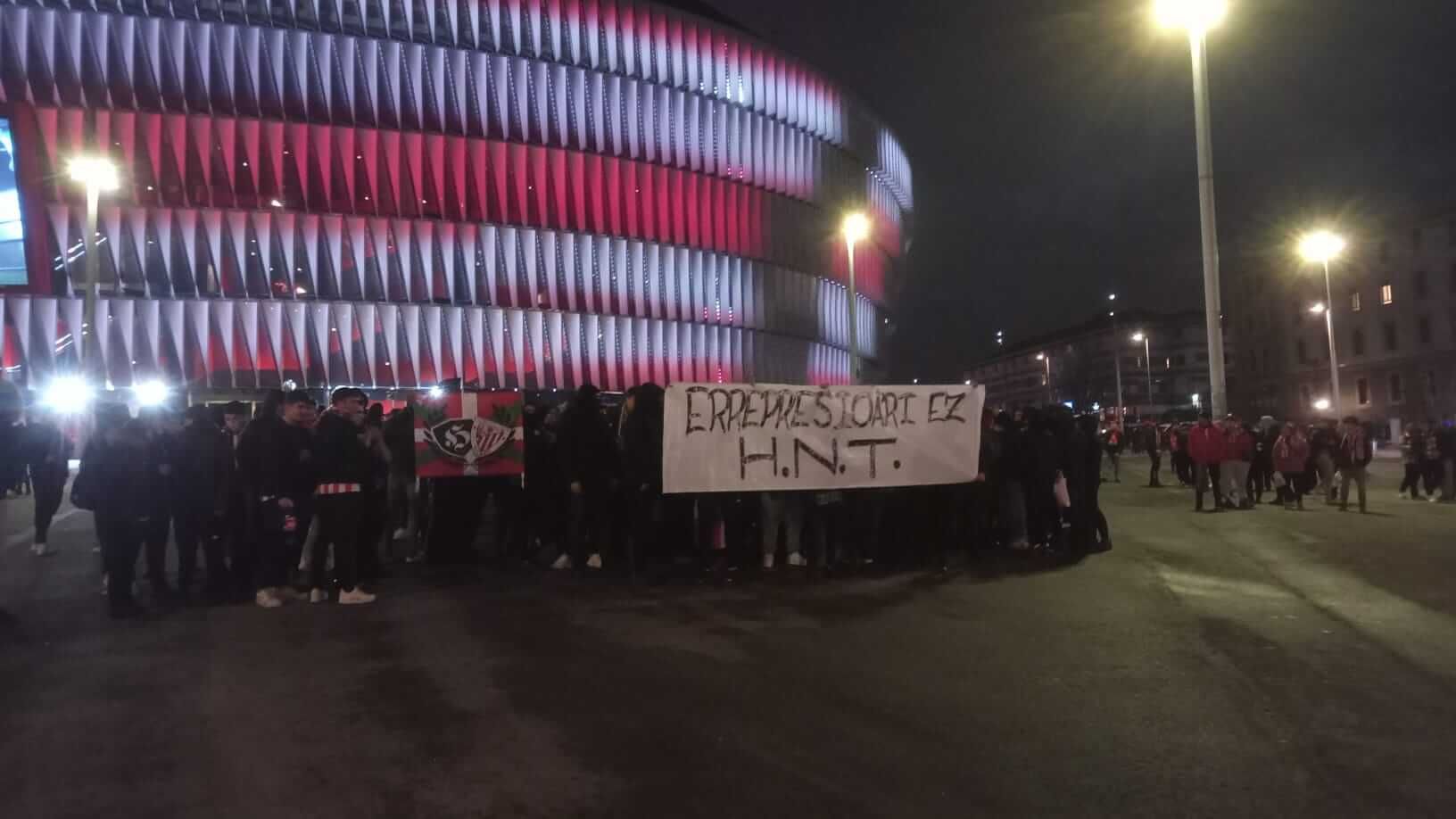  Huelga de animación y protesta de la ICHH ante San Mamés antes de jugarse el Athletic Club-CA Osasuna de Copa.