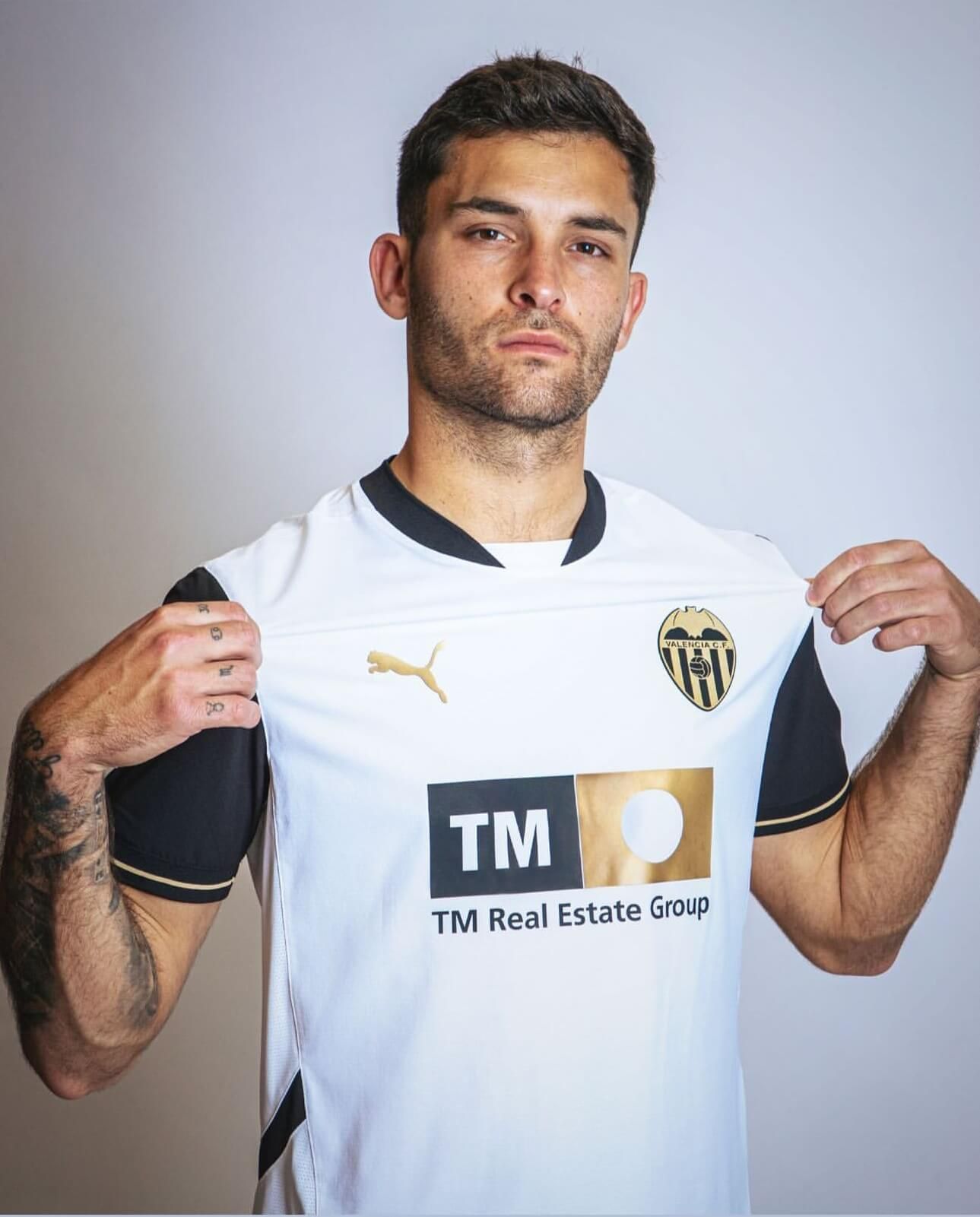 Hugo Duro, con la camiseta 2024/25 del Valencia CF.