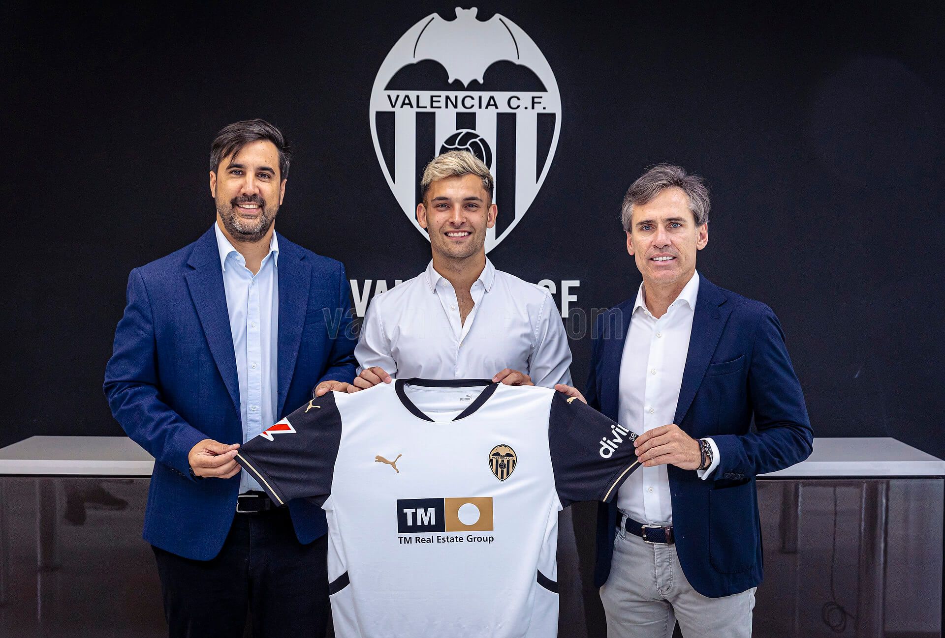  Hugo Duro renueva con el Valencia CF hasta 2028.