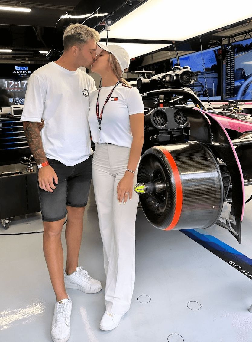  Hugo Duro y Nerea Martí, en el garaje de Alpine.