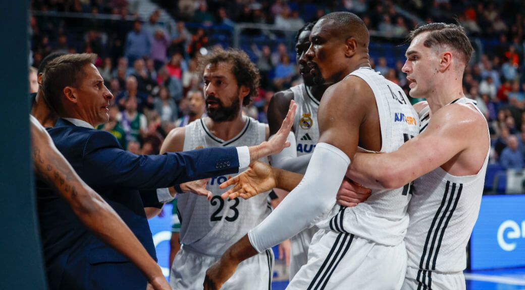  Los jugadores del Real Madrid separan a Ibaka (EFE)