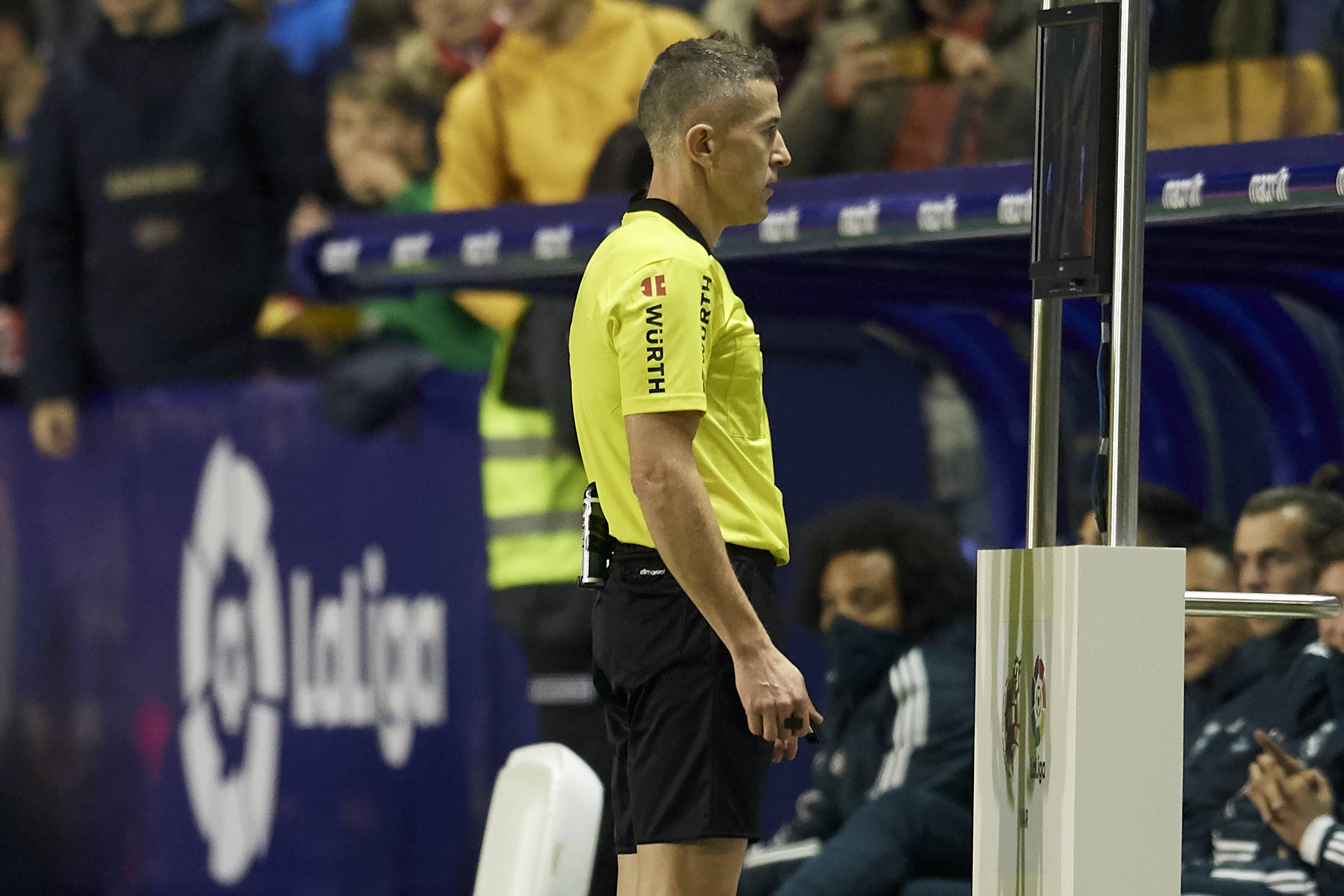  Iglesias Villanueva mirando el VAR