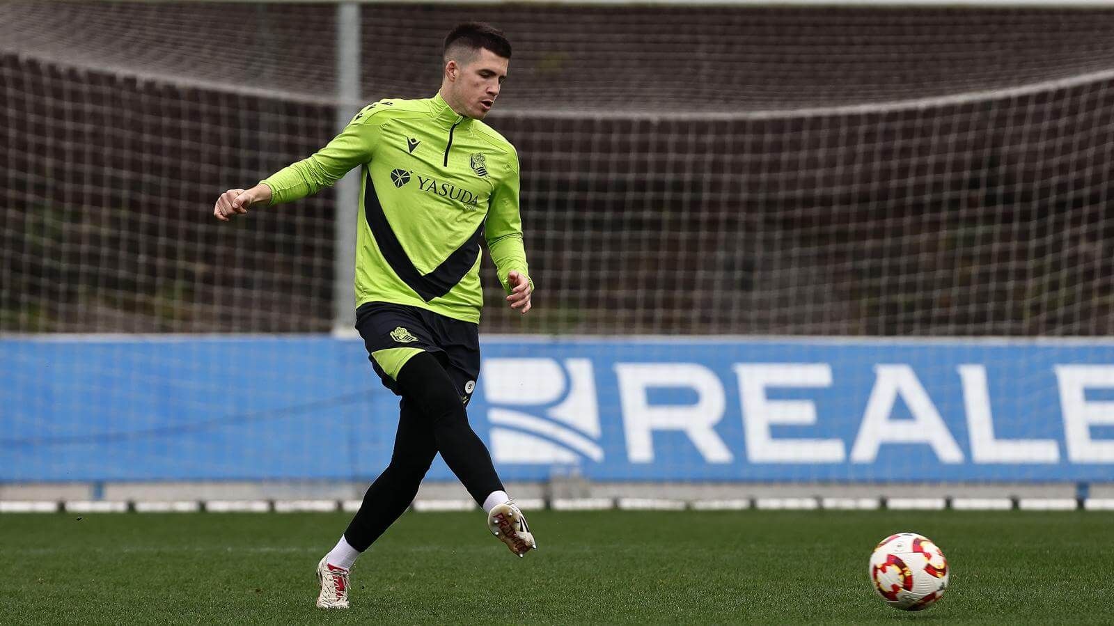  Igor Zubeldia controla un balón en Zubieta.