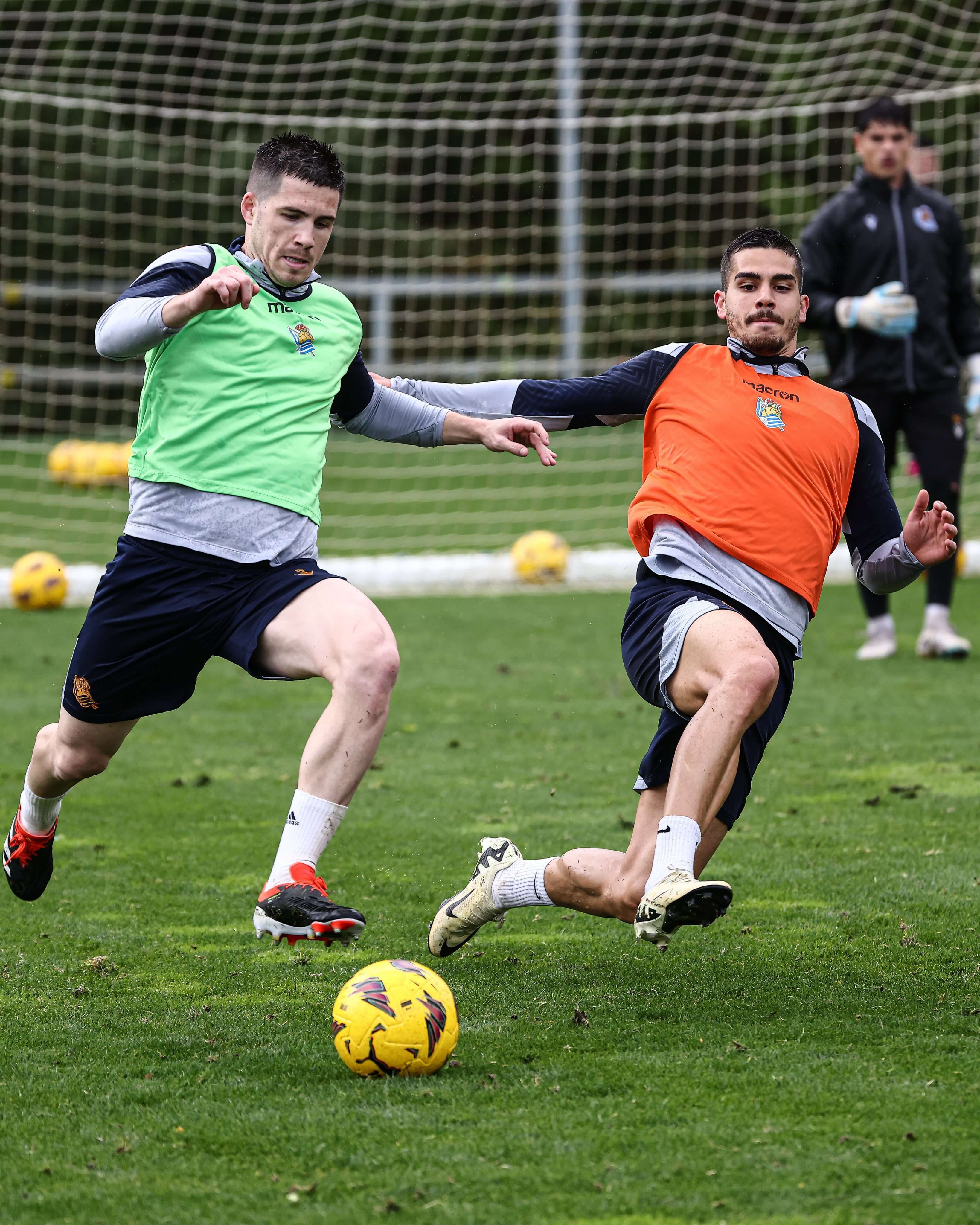  Igor Zubeldia y André Silva, en un entrenamiento en Zubieta.