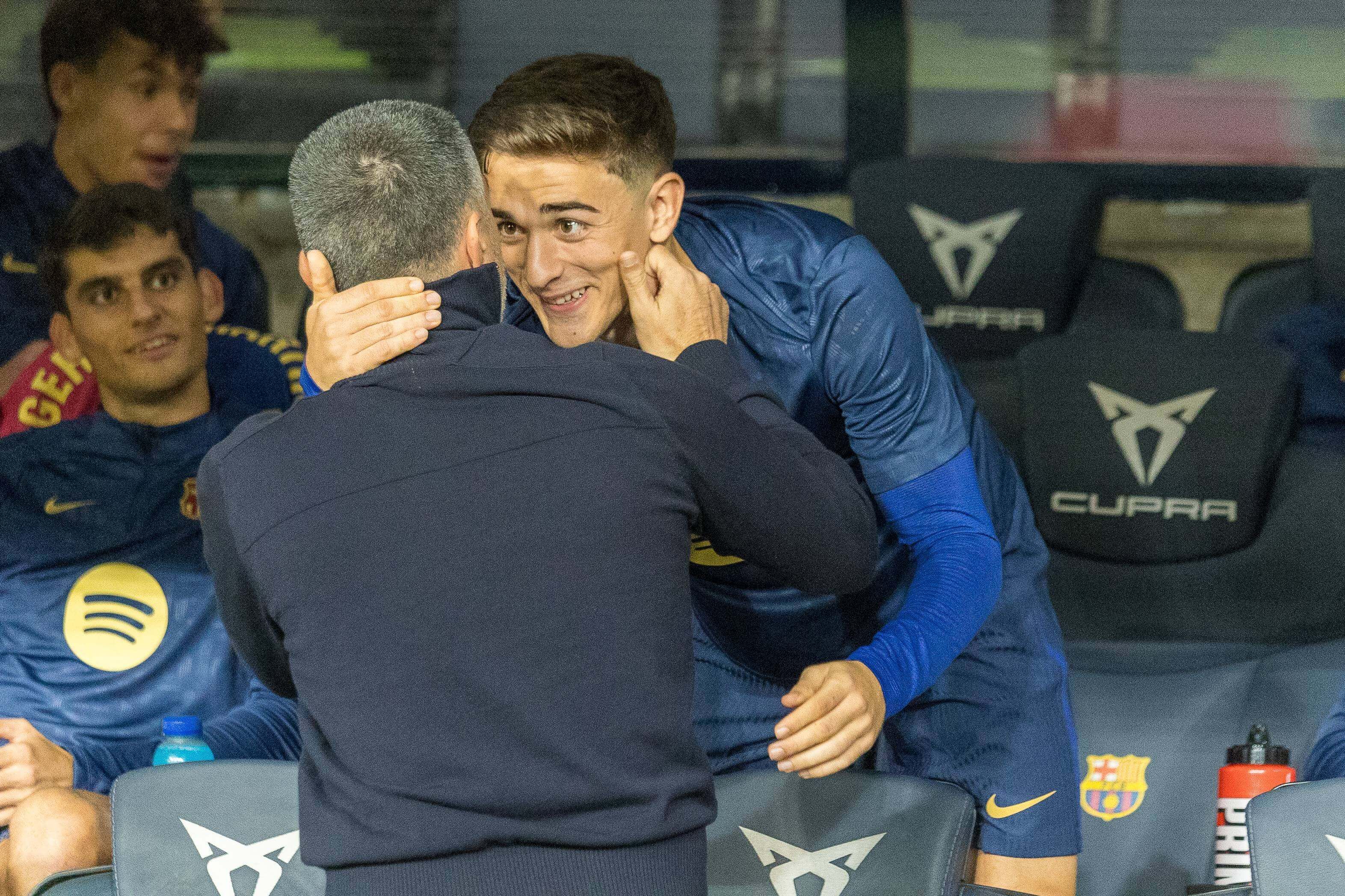  García Pimienta, saludando a Gavi, uno de los canteranos a los que dirigió en el Barça.