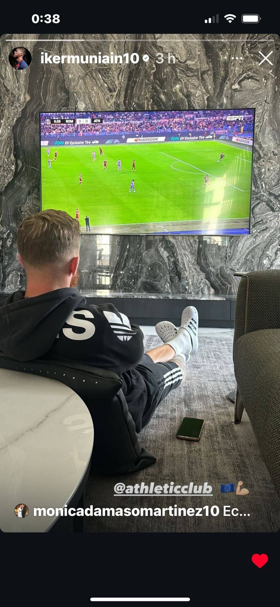  Iker Muniain viendo el Roma - Athletic desde Buenos Aires.